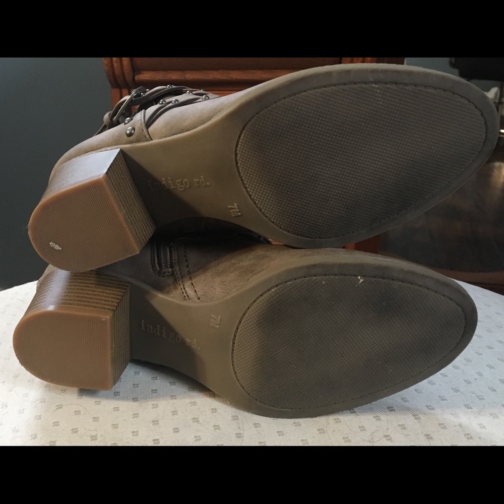 Boots - Picture 4 of 4